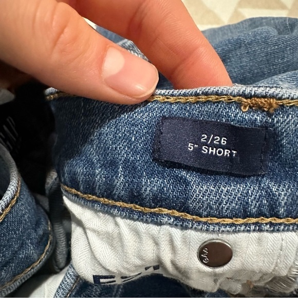 Gap 5” distressed cuffed denim shorts - Picture 4 of 4